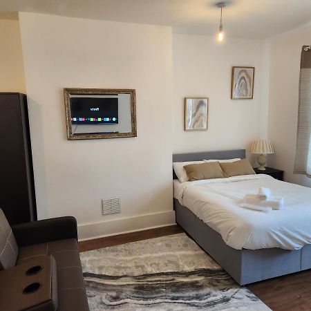 Immaculate 1-Bedroom In Greenhithe Ngoại thất bức ảnh