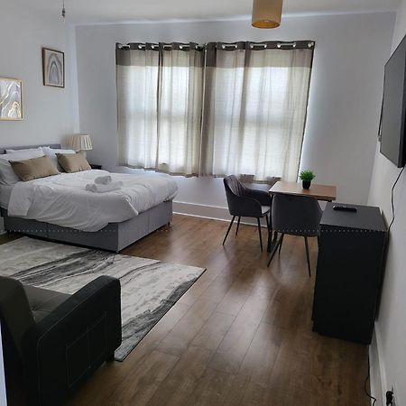 Immaculate 1-Bedroom In Greenhithe Ngoại thất bức ảnh